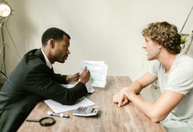 Kiedy warto iść do prawnika z umową kredytową z WIBOR-em?