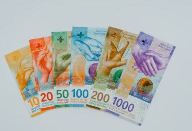 Dlaczego ludzie brali kredyty we frankach? Historia problemu frankowego w Polsce